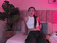 Allison Vega es la combinación perfecta entre misterio y deseo. Con una figura esbelta y una presencia delicada, transmite una elegancia natural que se siente suave, pero intensamente seductora. A primera vista puede parecer tímida, de esas que hablan más con la mirada que con las palabras, pero detrás de esa calma hay una sensualidad que se va apoderando poco a poco.
Ella no se apresura… te envuelve. Cada movimiento, cada gesto y cada sonrisa sutil parecen pensados para llevarte a su ritmo. Allison juega con esa línea entre la inocencia y la tentación, creando una conexión que se siente cercana, casi como un secreto compartido.
Disfruta del juego lento, de la tensión que se construye y de las miradas que dicen más de lo que aparentan. Su esencia no es escandalosa, es magnética. De esas que descubres poco a poco… y cuando lo haces, ya no quieres salir de ahí.