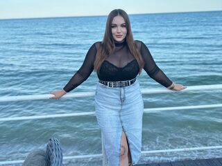girl showing tits LeillaTvin