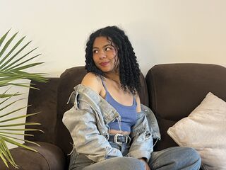 hot cam girl fingering shaved pussy AddanasDaven