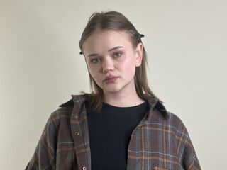 cam girl playing with sextoy HeikeGraciano