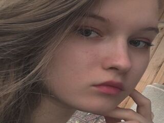 camslut showing tits InocenciaFarrare