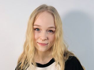 camslut showing pussy KamiMellema