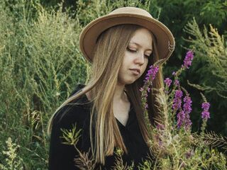 naked cam girl masturbating with vibrator KarenLowe