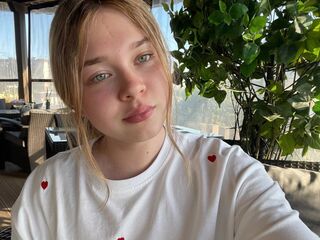 cam girl masturbating with dildo KendallHennig