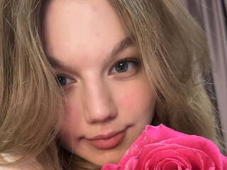 camslut showing tits LinnGrimshaw