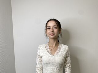 camslut showing pussy LouiseUsie