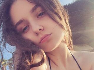 camslut showing tits LuanaContratto