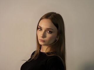 camgirl playing with vibrator MariellaMinerich