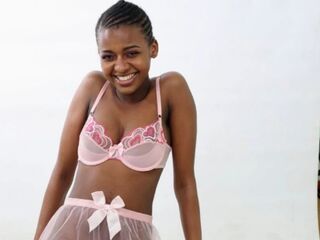 naked camgirl photo NaomiBrookes