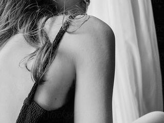 naked girl with webcam masturbating with vibrator RemaRoy