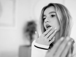 camgirl shaving pussy StaceeyBrown